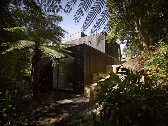 Waiatarua Houseby Monk Mackenzie Architects (via Lunchbox Architect)