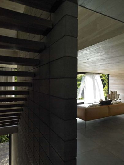 Waiatarua Houseby Monk Mackenzie Architects (via Lunchbox Architect)