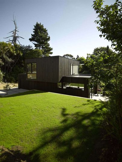 Waiatarua Houseby Monk Mackenzie Architects (via Lunchbox Architect)