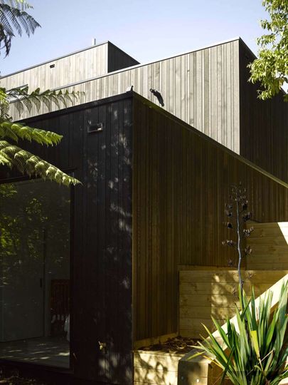 Waiatarua Houseby Monk Mackenzie Architects (via Lunchbox Architect)