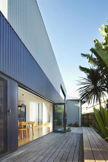 Yarra Street House deck, garden and built-in bench seat