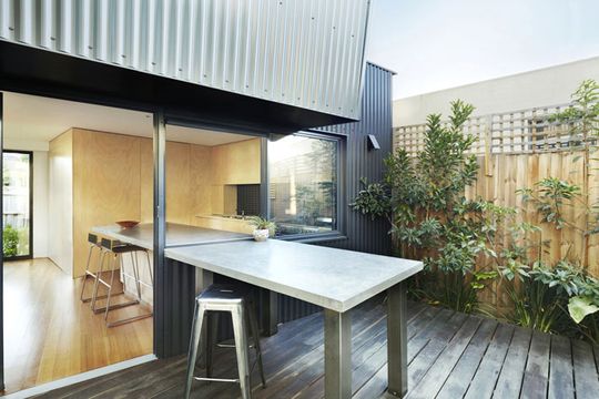 Yarra Street House kitchen and alfresco breakfast bar in sun court