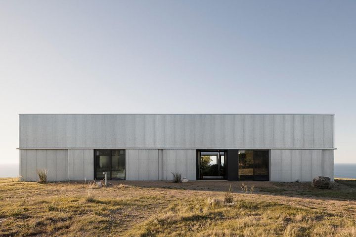 Reimagining Tradition: An Off-Grid Farmhouse in Carrickalinga