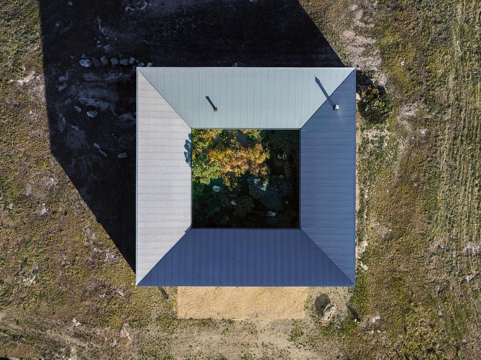 Reimagining Tradition: An Off-Grid Farmhouse in Carrickalinga