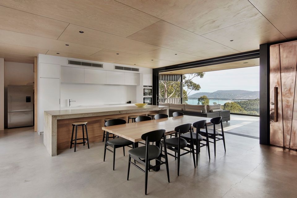 A Home in a Bushfire-prone Area That Doesn't Feel Like a Bunker